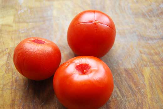 Tomaten zum Abziehen vorbereitet