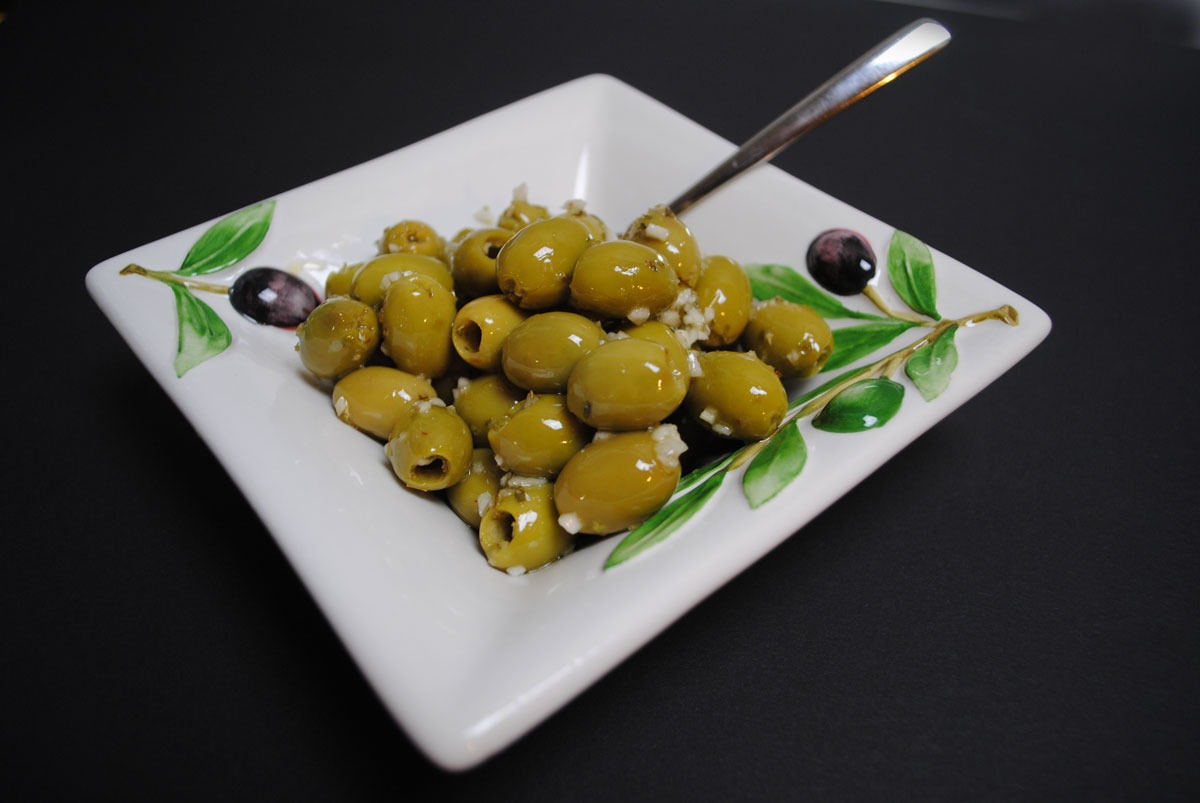 Manzanilla-Oliven mit Olivenöl und Knoblauch