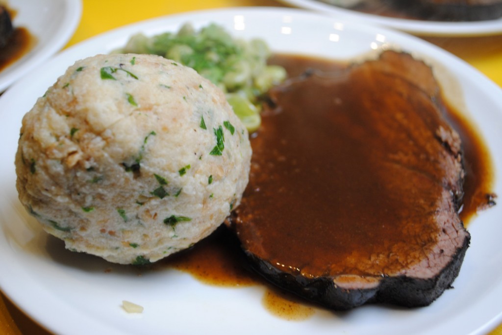 Rinderbraten in Rotweinsauce mit Semmelknödel und Dicken Bohnen