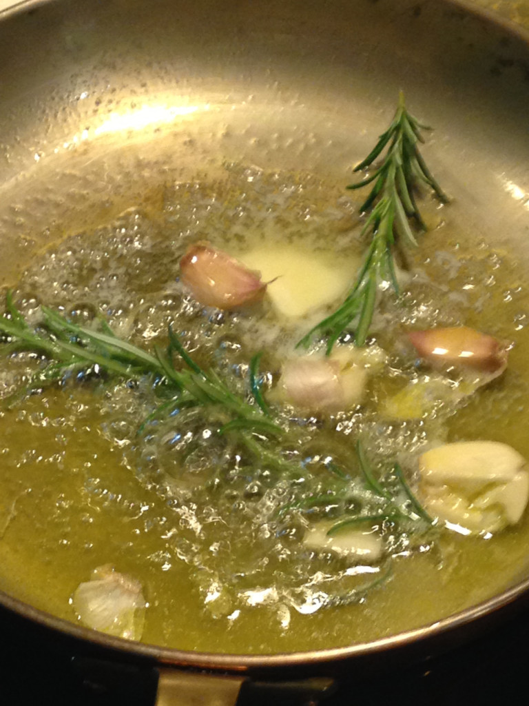 Knoblauch und Rosmarin in Butter und Olivenöl